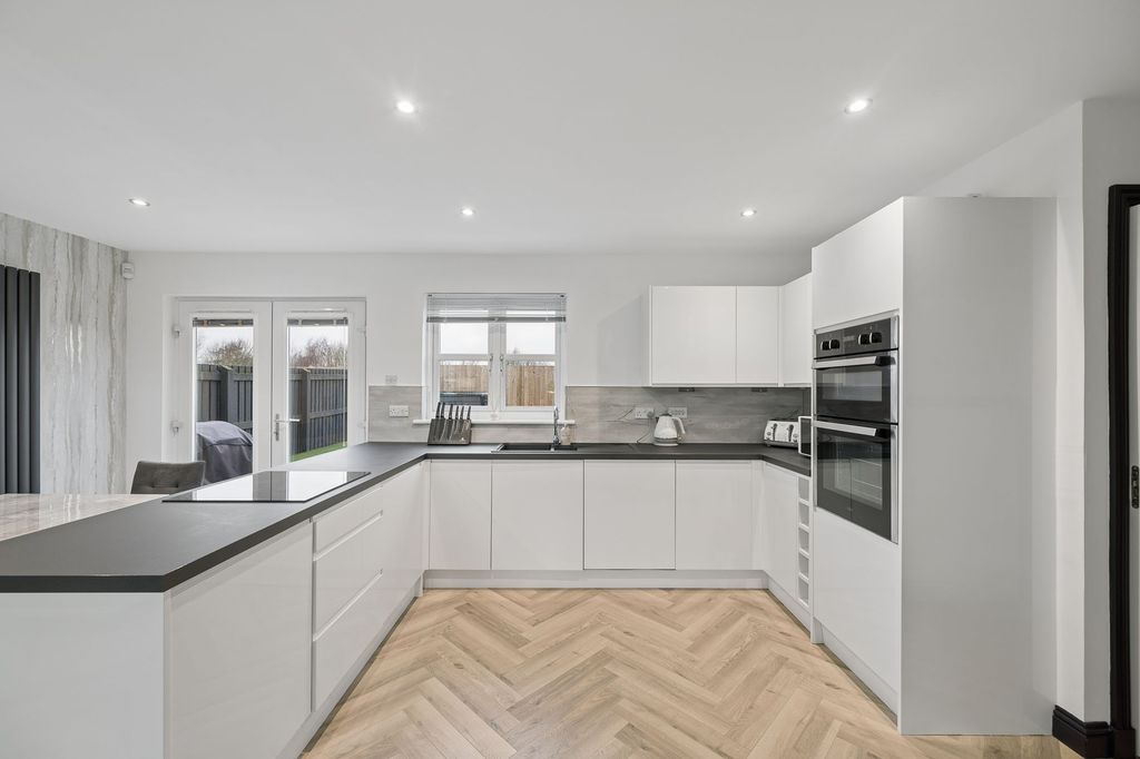 Property photo 3 of 31 Kitchen/ Dining Area