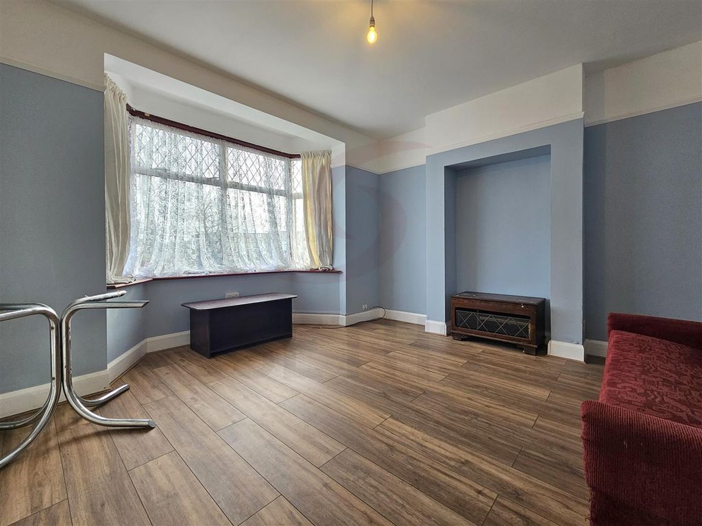 Property photo 2 of 12 Lounge