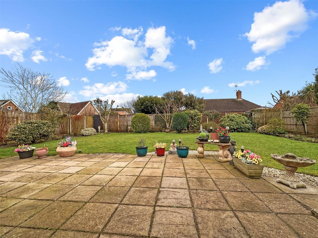 Property photo 3 of 17 Lovely Landscaped Garden 763