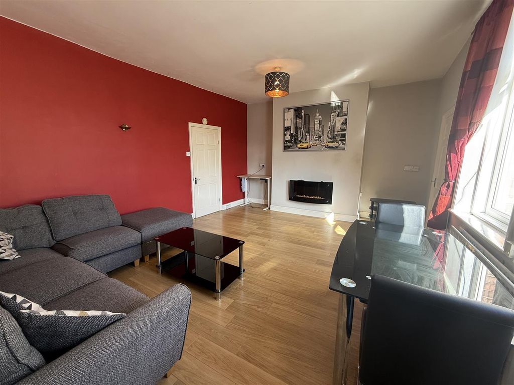 Property photo 3 of 7 Lounge/Dining