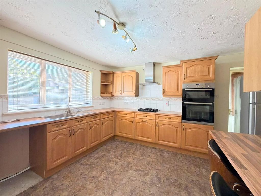 Property photo 3 of 23 Breakfast / Kitchen