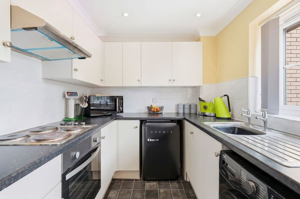 Property photo 3 of 10 Fitted Kitchen