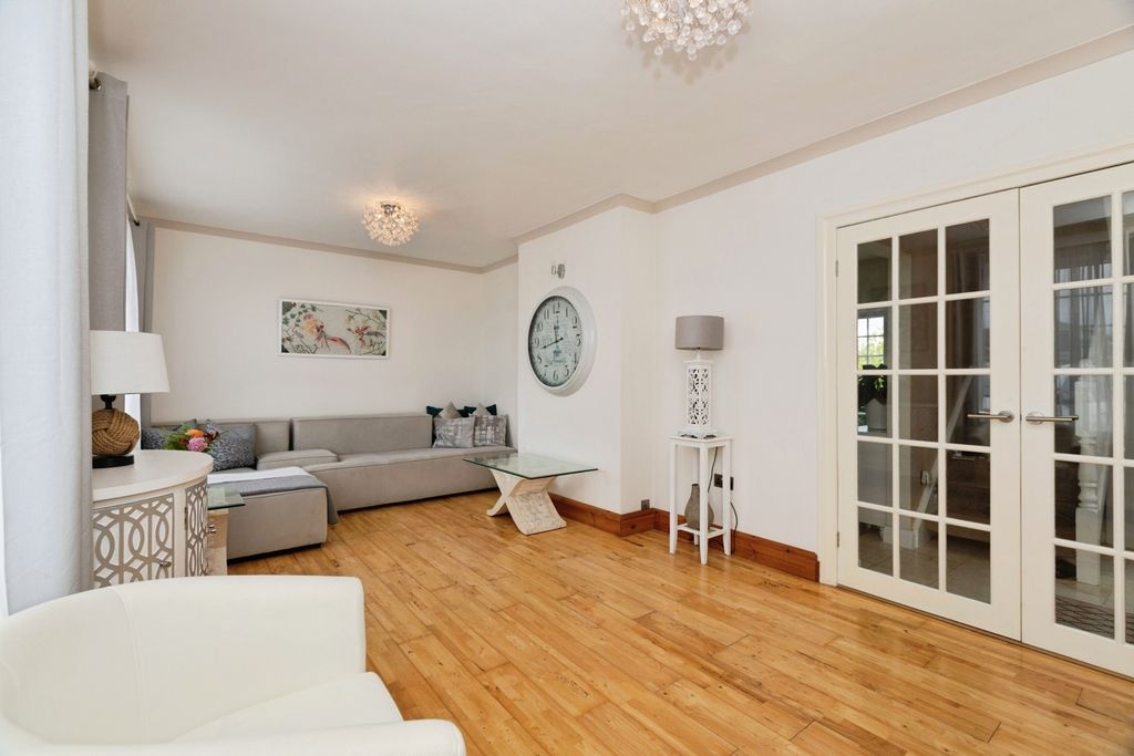 Property photo 3 of 17 Lounge