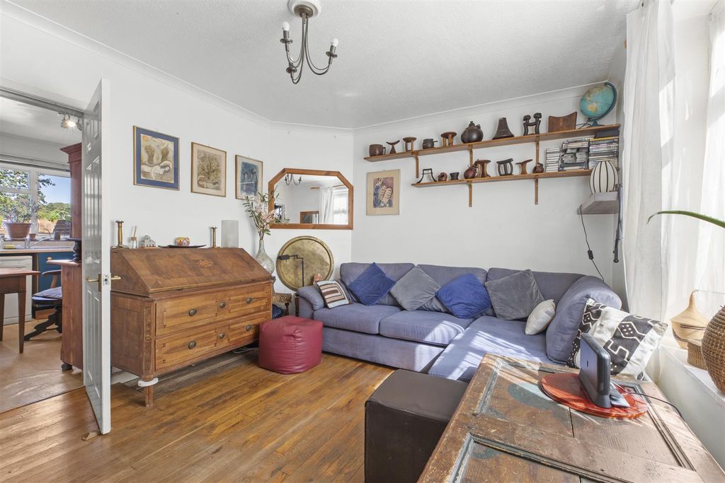 Property photo 3 of 15 22 Hillside, Hp13 7LG-5.Jpg