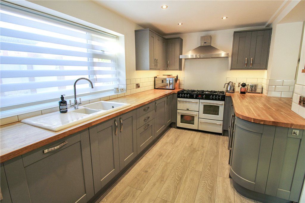 Property photo 3 of 17 Kitchen