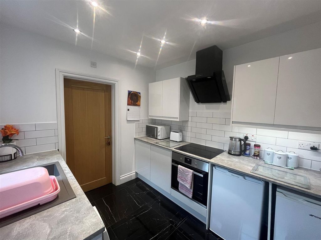 Property photo 3 of 12 Kitchen