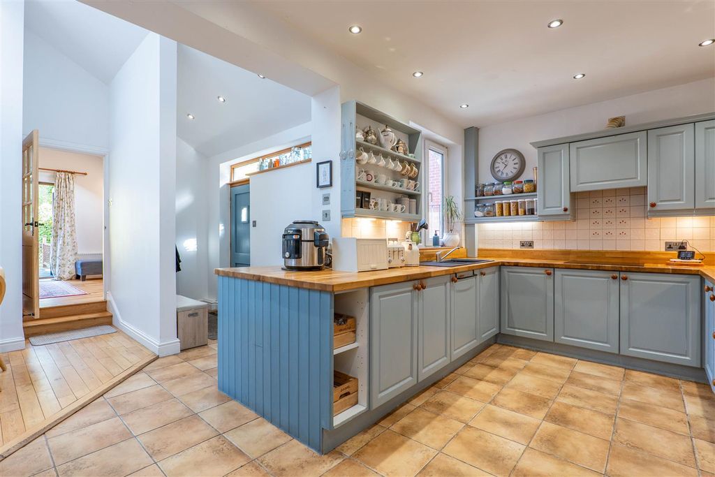 Property photo 3 of 40 Kitchen