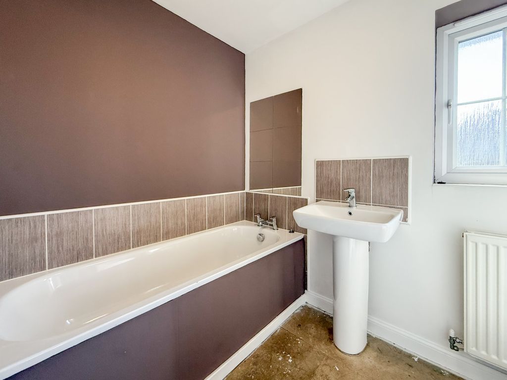 Property photo 3 of 18 Bathroom