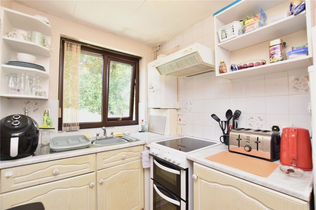 Property photo 3 of 10 Kitchen
