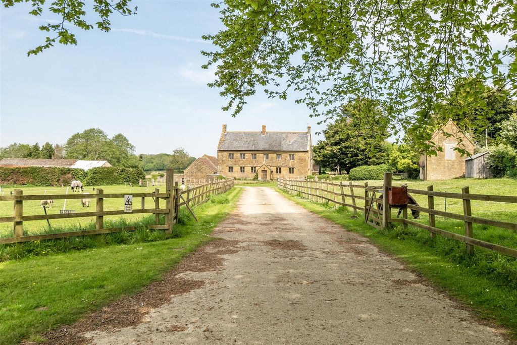 Property photo 1 of 52 Littlefields Farm