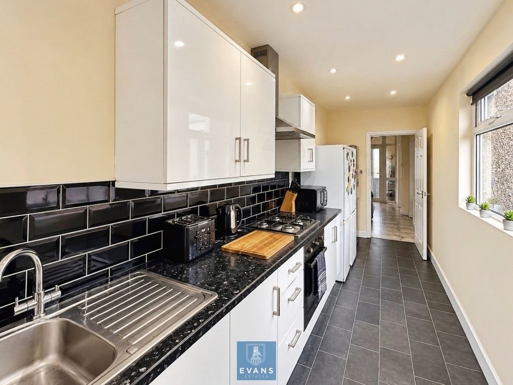 Property photo 2 of 9 Kitchen