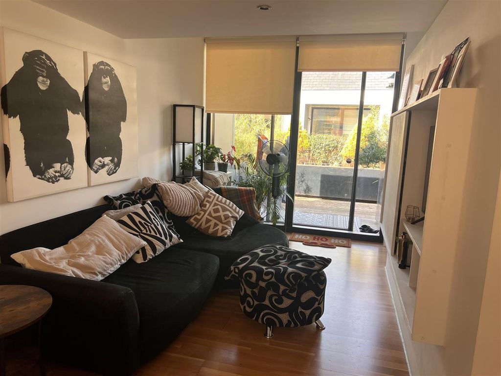 Property photo 2 of 4 Through Lounge