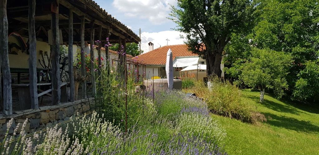 Property photo 3 of 100 Covered Outdoor Space With Flowers