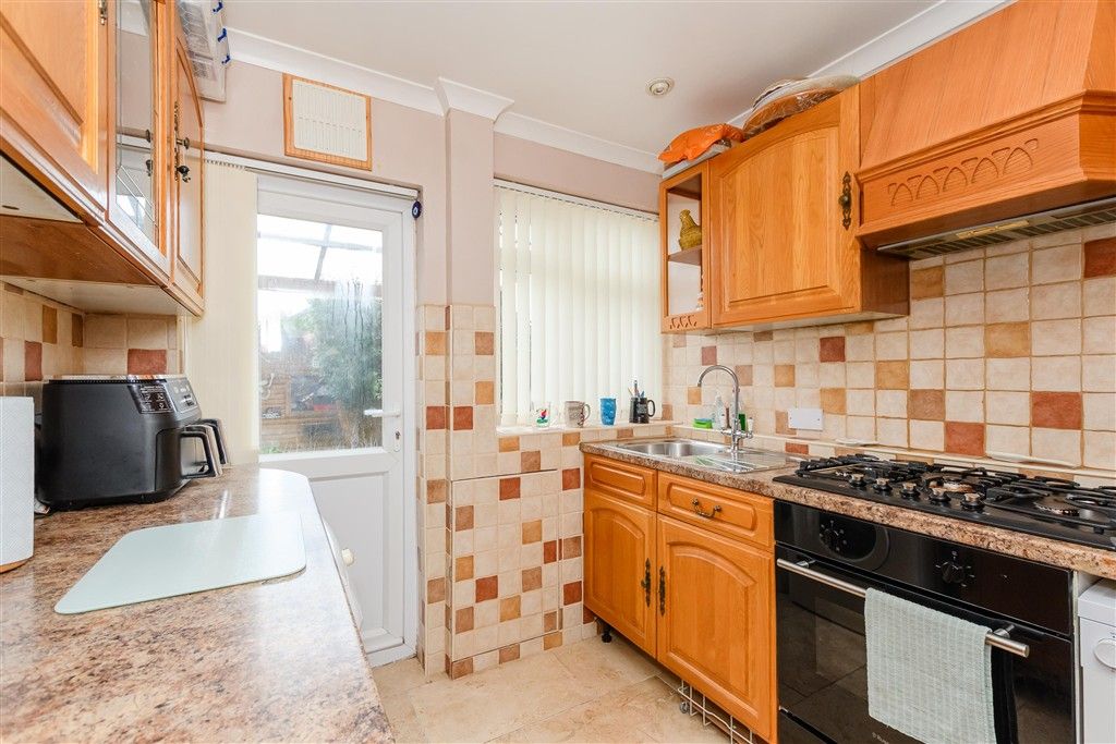 Property photo 3 of 11 Kitchen