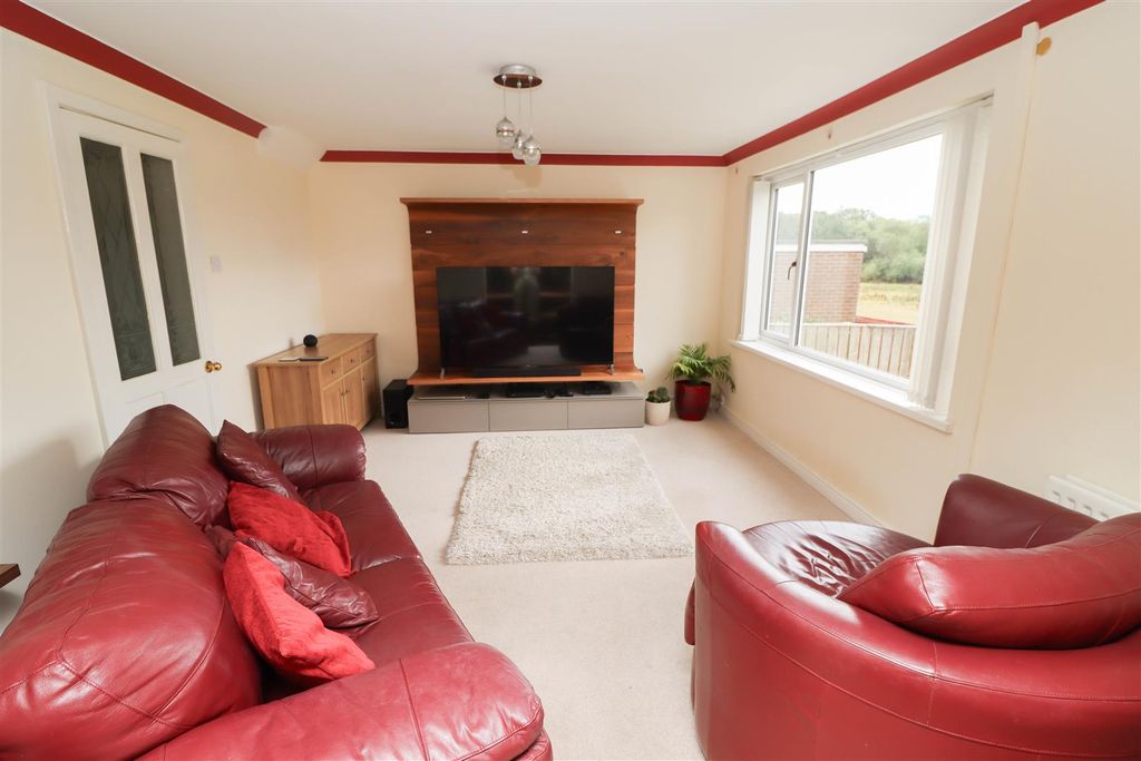 Property photo 2 of 16 Lounge