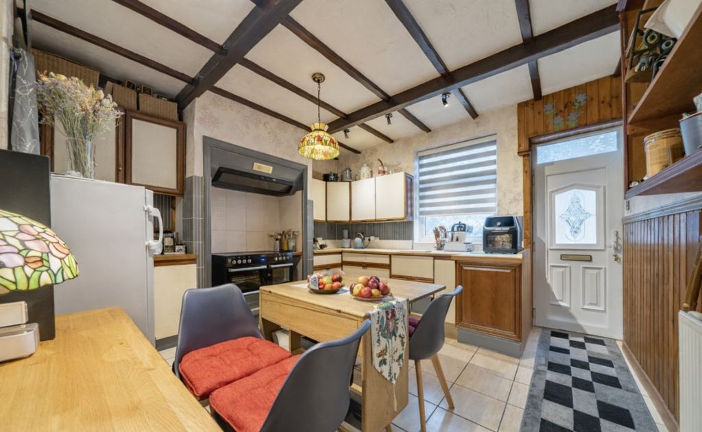 Property photo 3 of 10 Kitchen