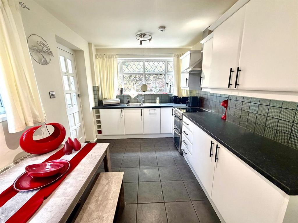 Property photo 3 of 19 Fitted Breakfast Kitchen: