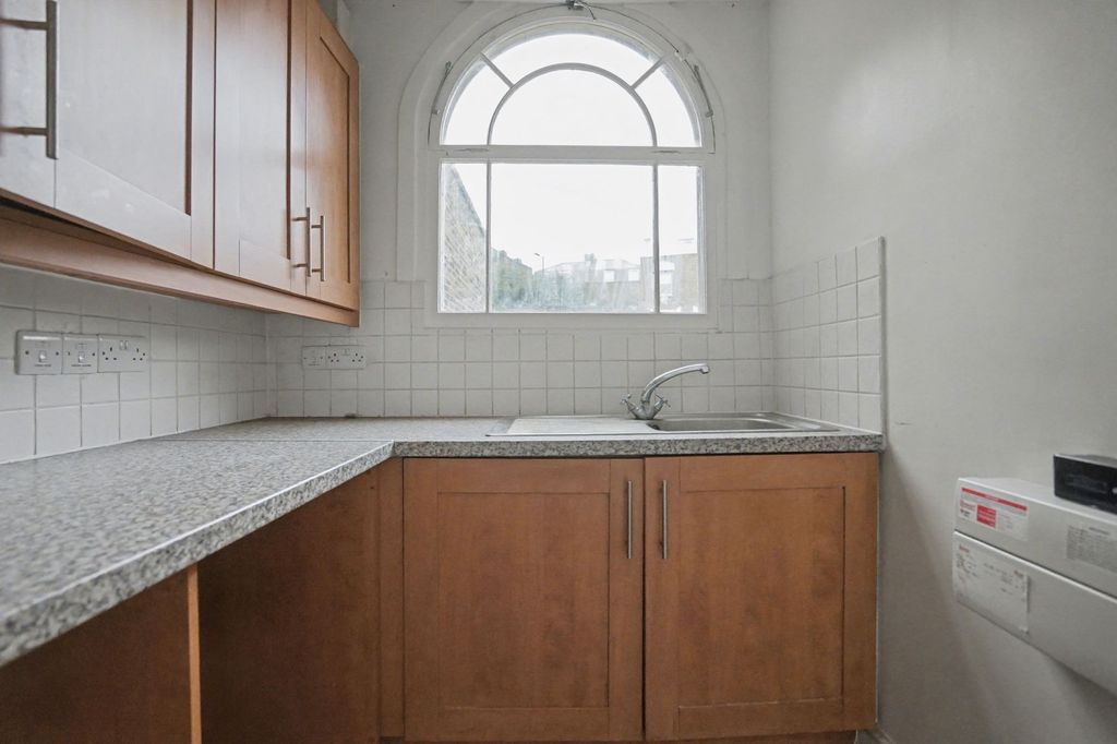 Property photo 3 of 22 146A Queens Road, Peckham, London Se15 2Hp