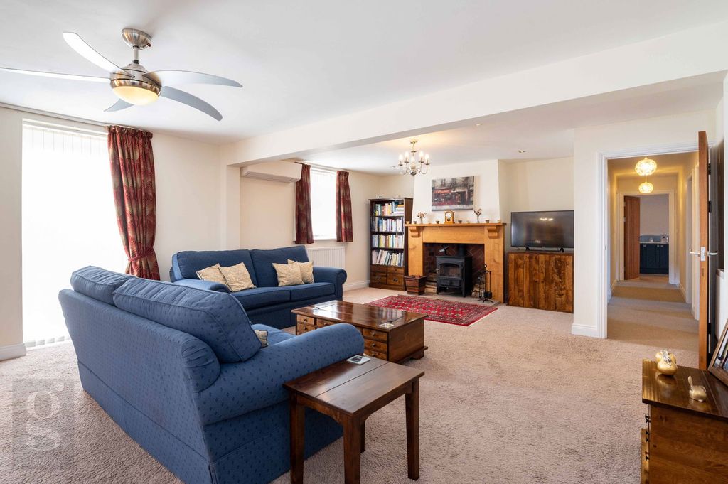 Property photo 3 of 45