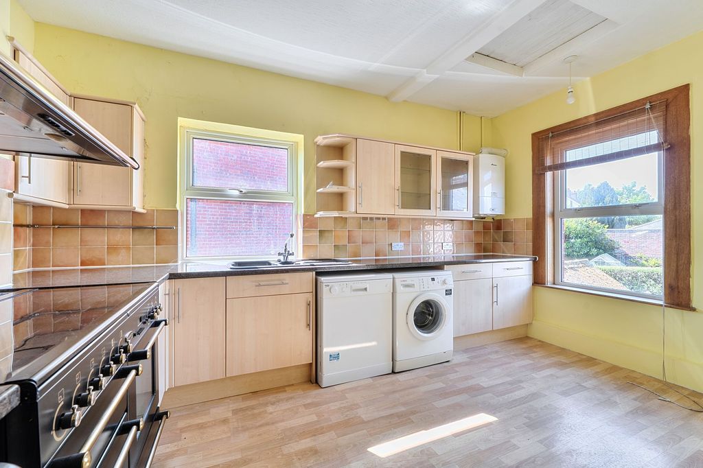 Property photo 3 of 10 Kitchen / Dining Room