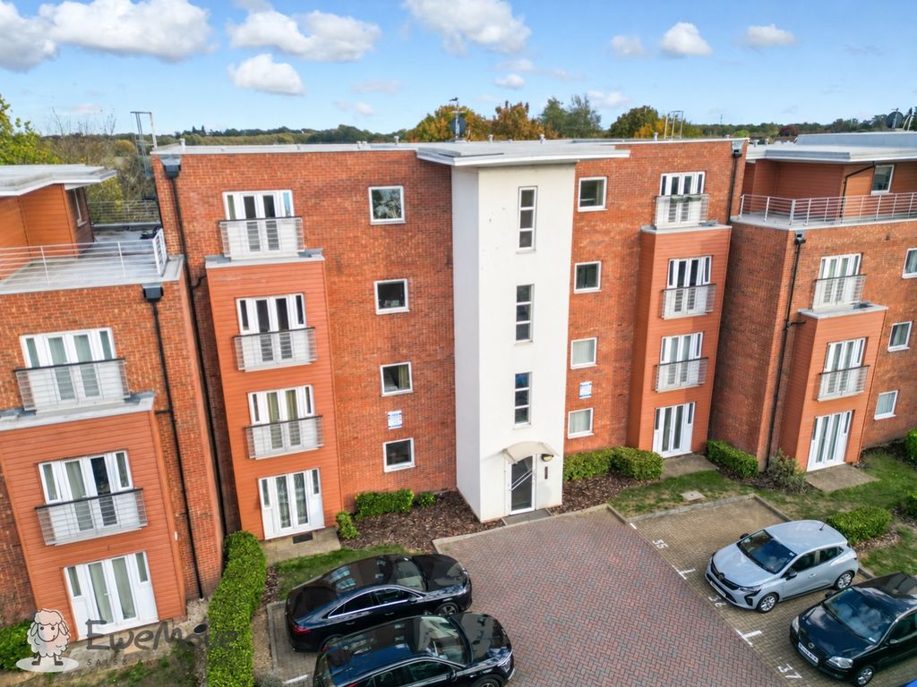 Property photo 1 of 12 Hawkes Close - Main Building