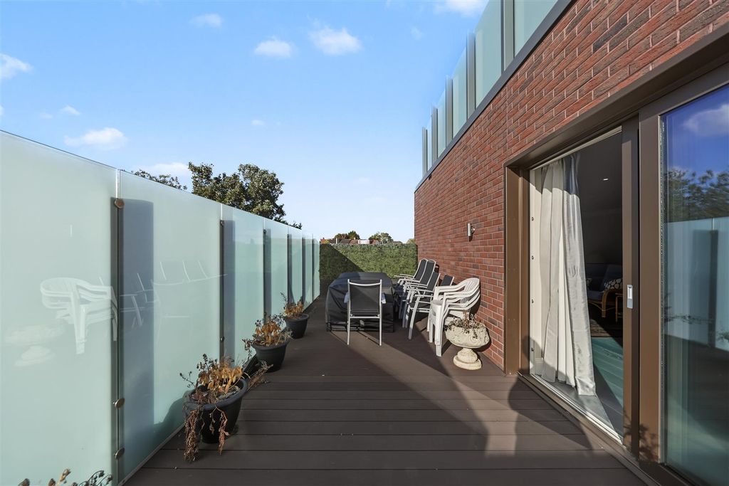 Property photo 2 of 12 Terrace