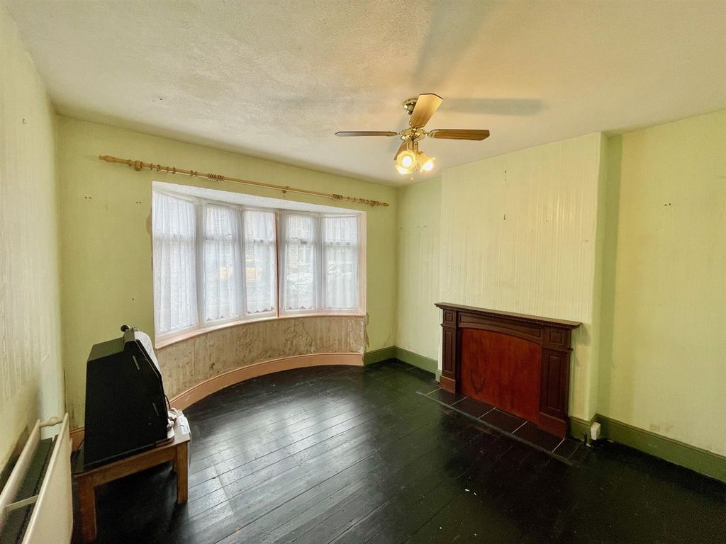 Property photo 2 of 17 Lounge 2.Jpg