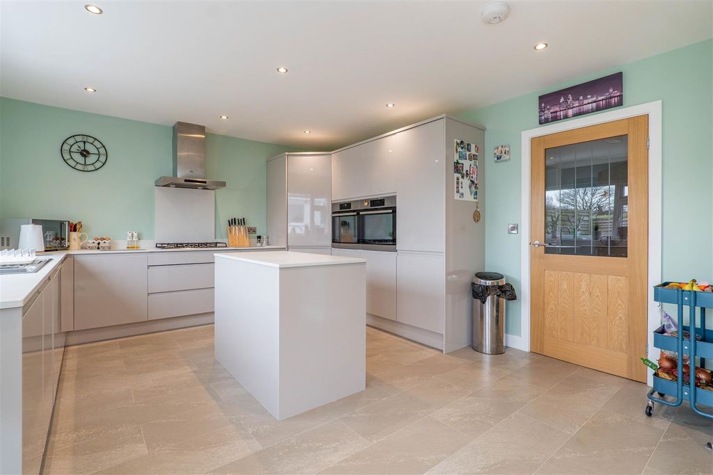 Property photo 2 of 32 Kitchen/Dining Room