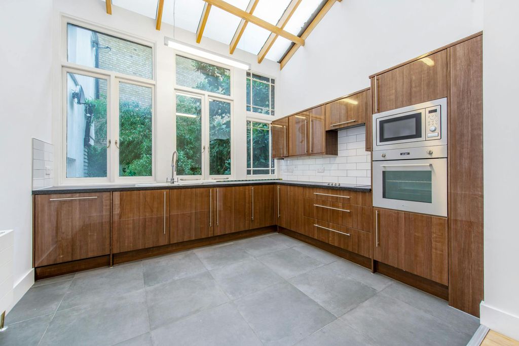 Property photo 2 of 10 Kitchen