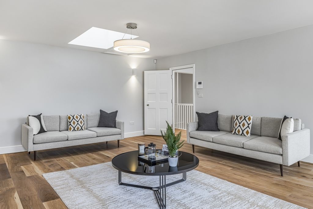 Property photo 3 of 26 Third_Floor_Flat_...