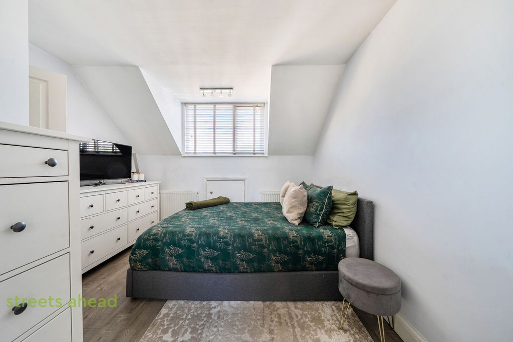 Property photo 2 of 18 35Fd1d8F-A49c-4E3...