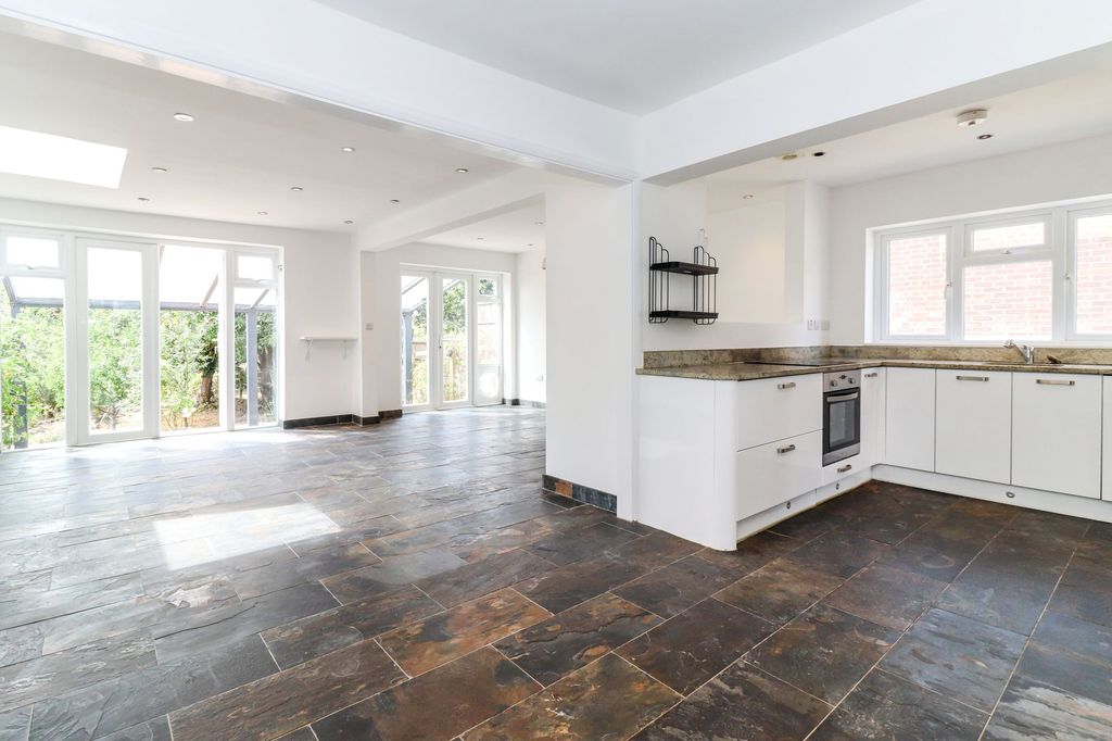 Property photo 2 of 31