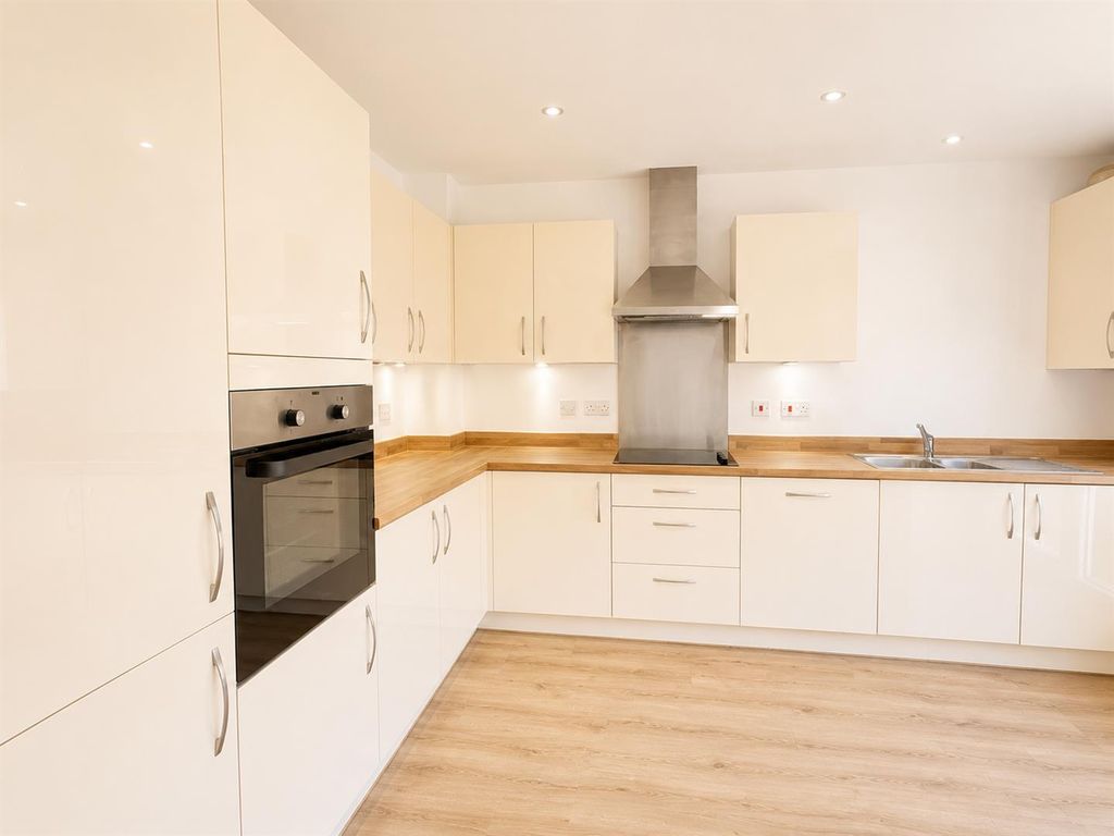 Property photo 3 of 12 Kitchen