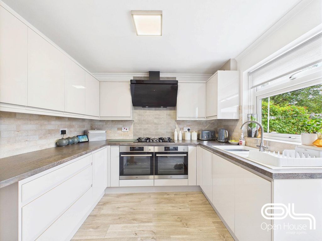Property photo 3 of 20 Kitchen