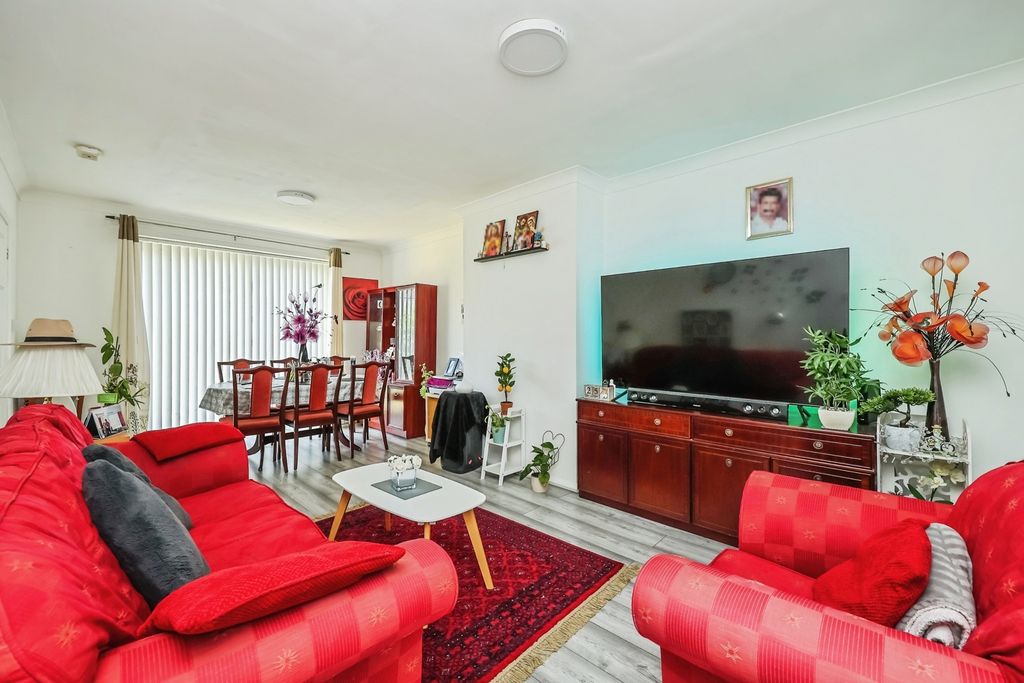 Property photo 3 of 17 Lounge