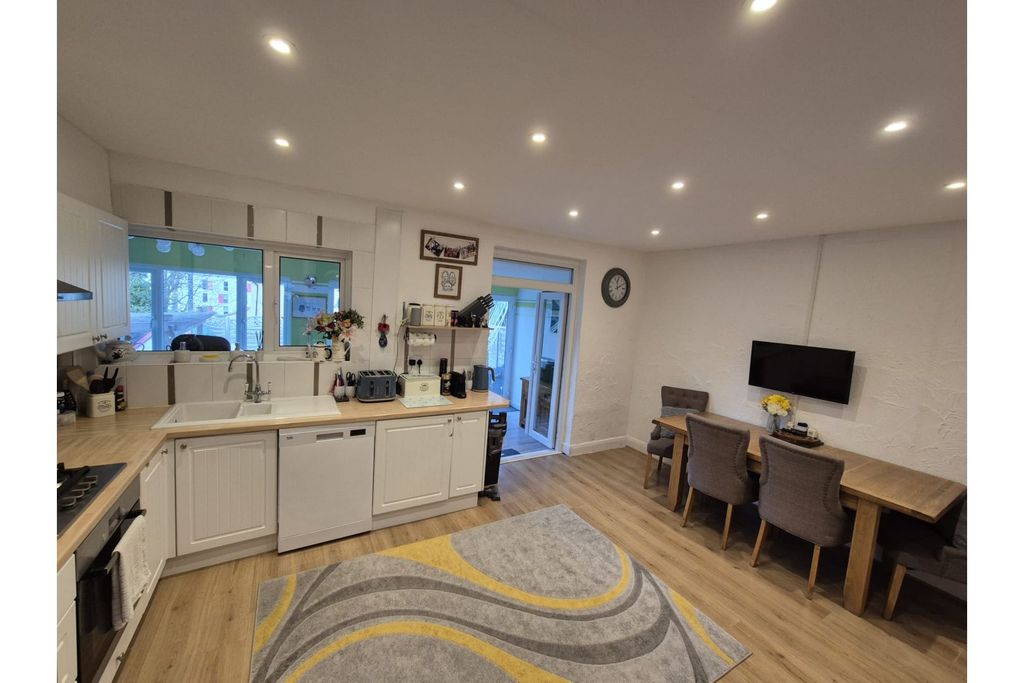 Property photo 3 of 17 Kitchen/Diner