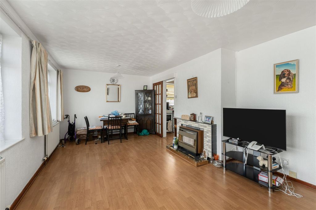 Property photo 2 of 11 16 Leigh Grove, Banbury-6.Jpg