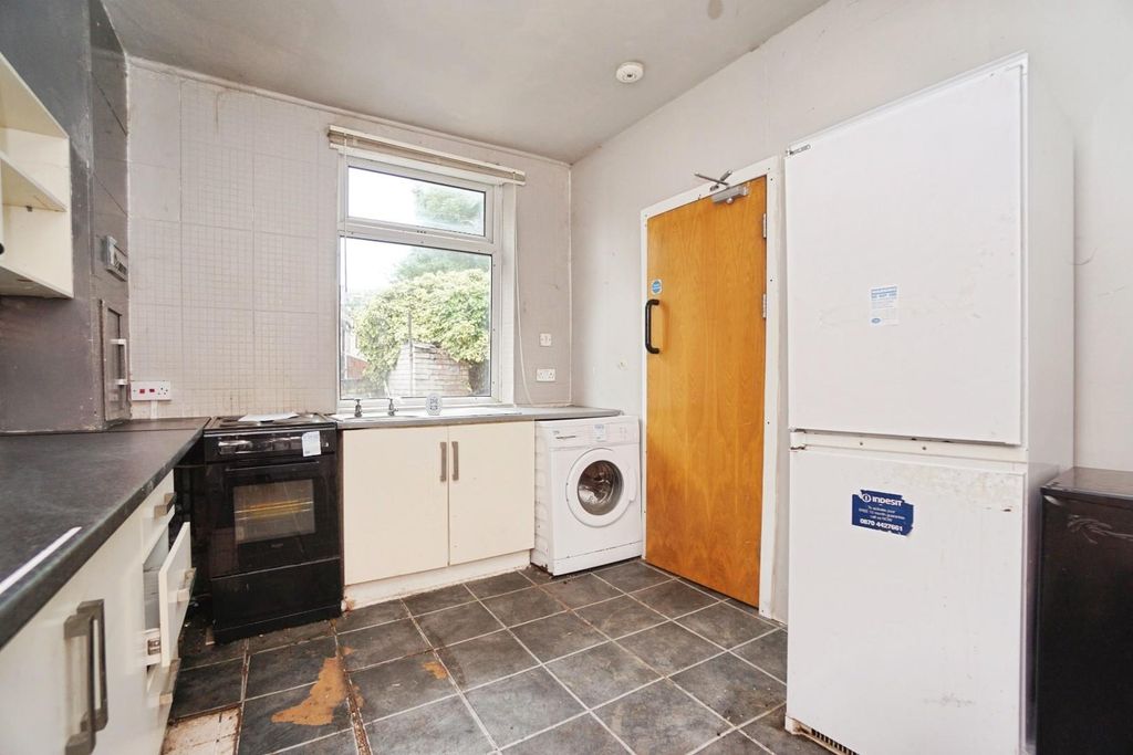Property photo 3 of 16 Kitchen