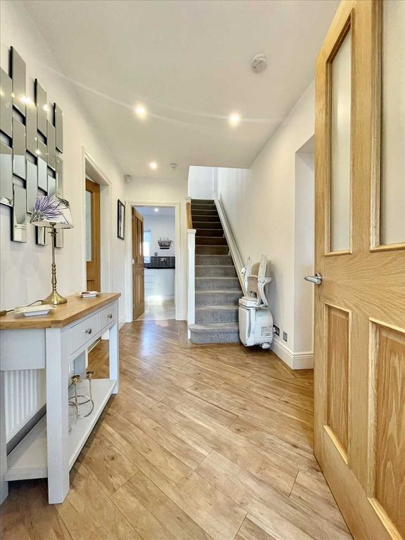 Property photo 3 of 22 Entrance Hall