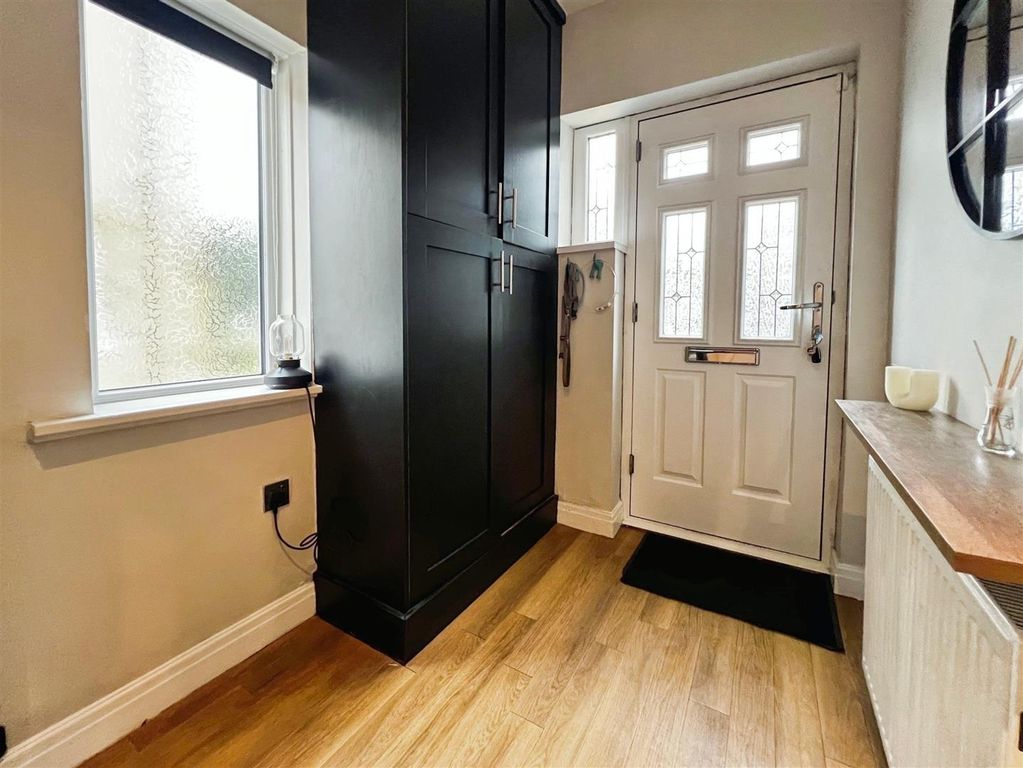 Property photo 3 of 33 Entrance Hall