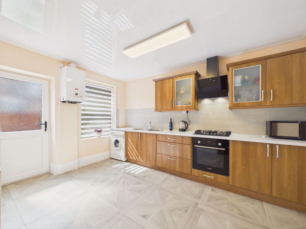 Property photo 2 of 9 Kitchen