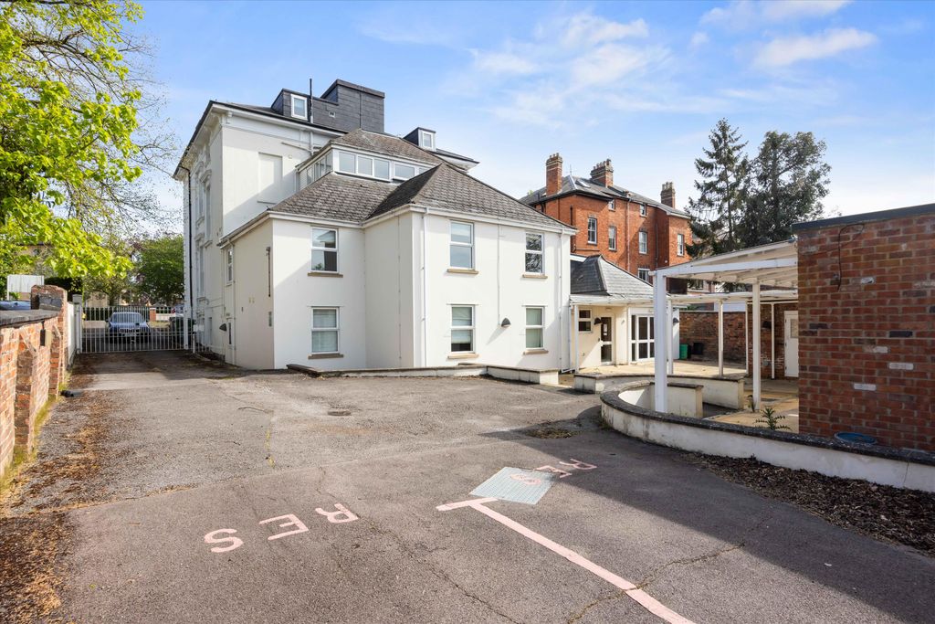 Property photo 2 of 19 Image