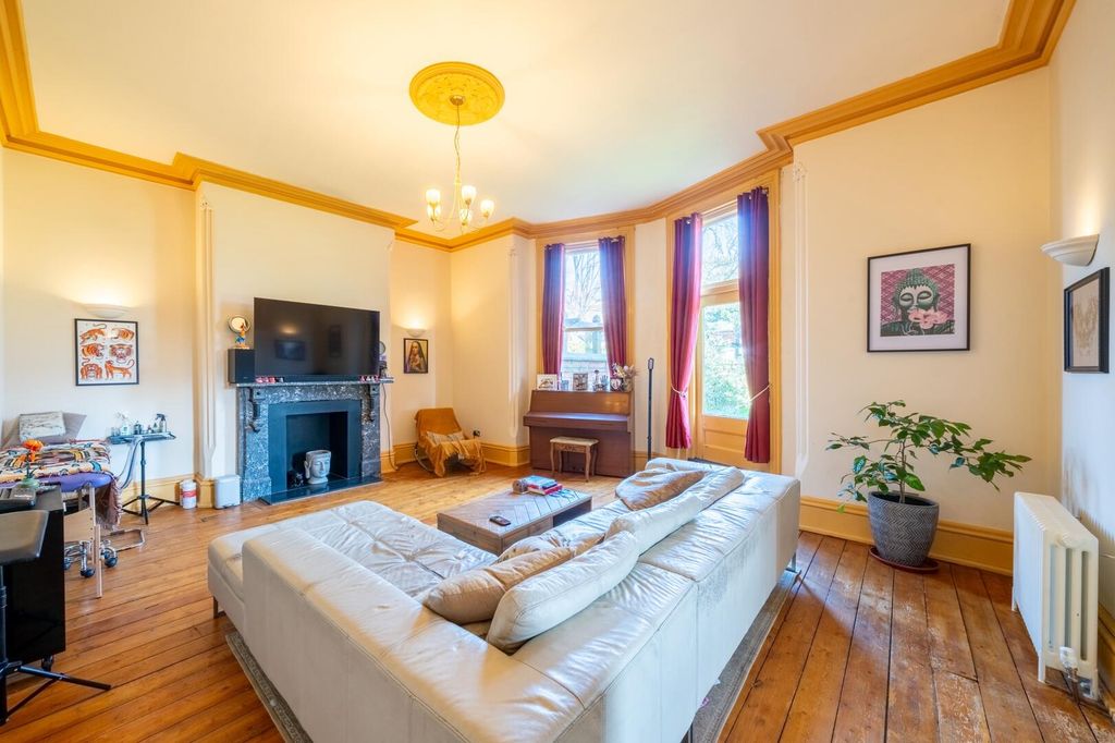 Property photo 2 of 32 Living Room