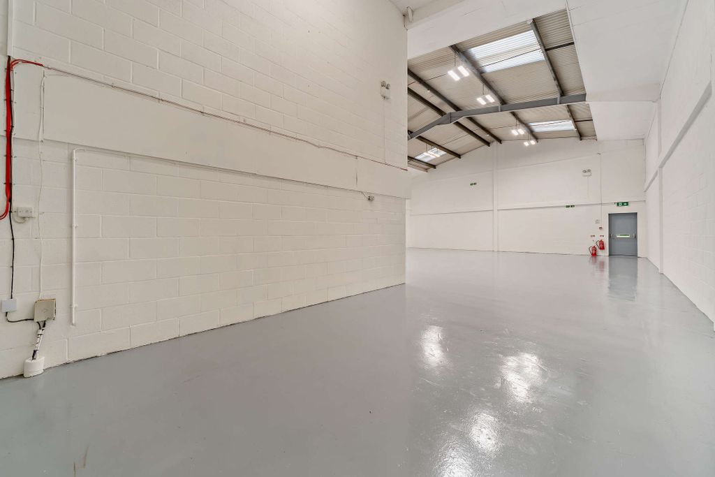 Property photo 3 of 19 8678129-Interior16-800