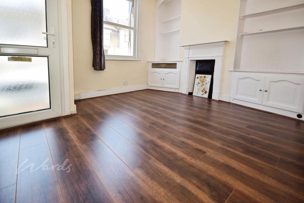 Property photo 2 of 9 Castle Lounge