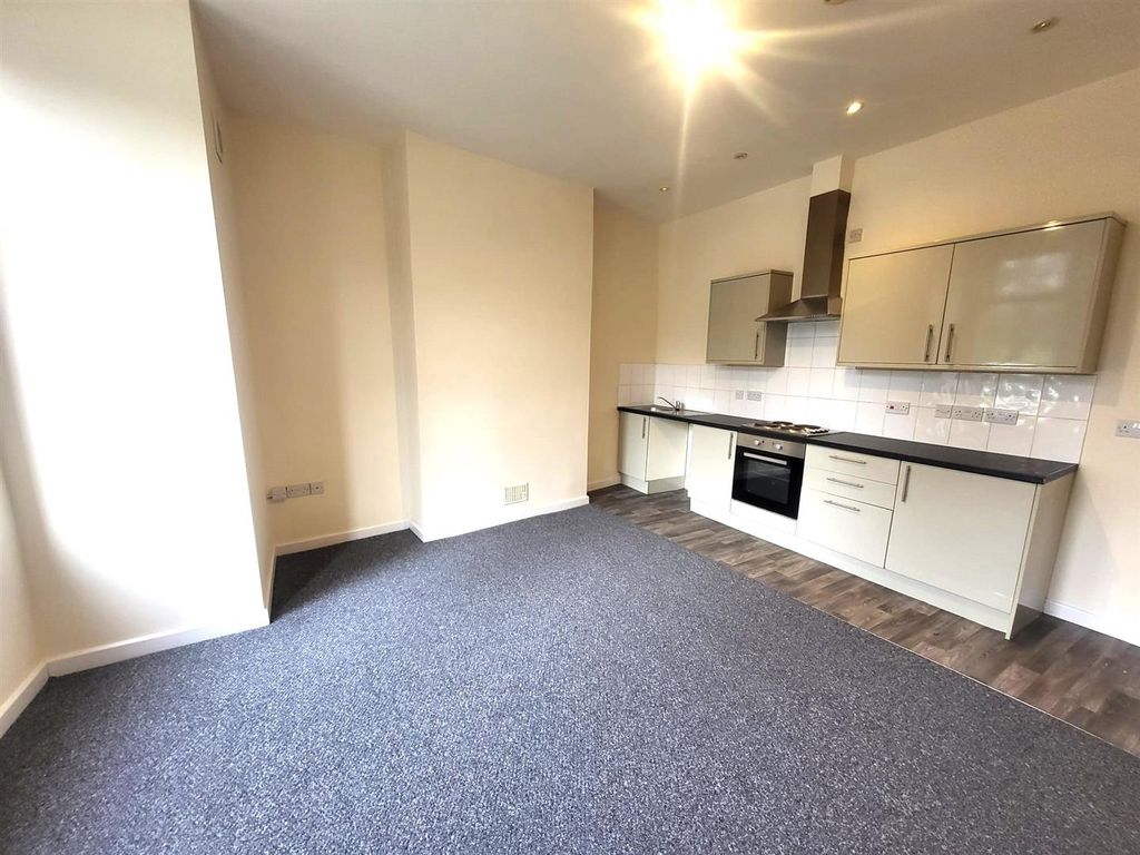 Property photo 3 of 10 Open Plan Living Pic 2