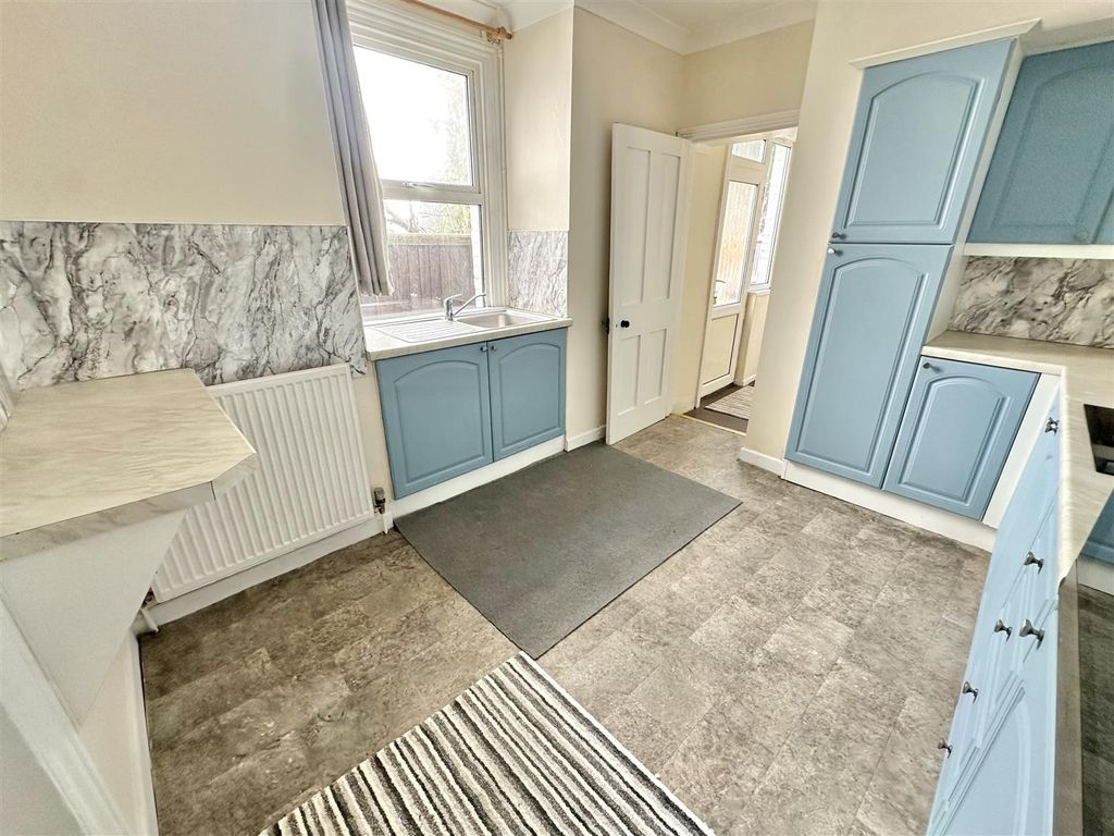 Property photo 3 of 19 Kitchen