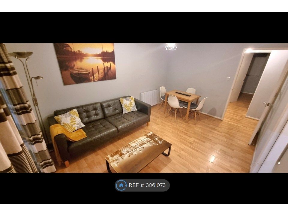 Property photo 2 of 7 Spacious Bright Living Room