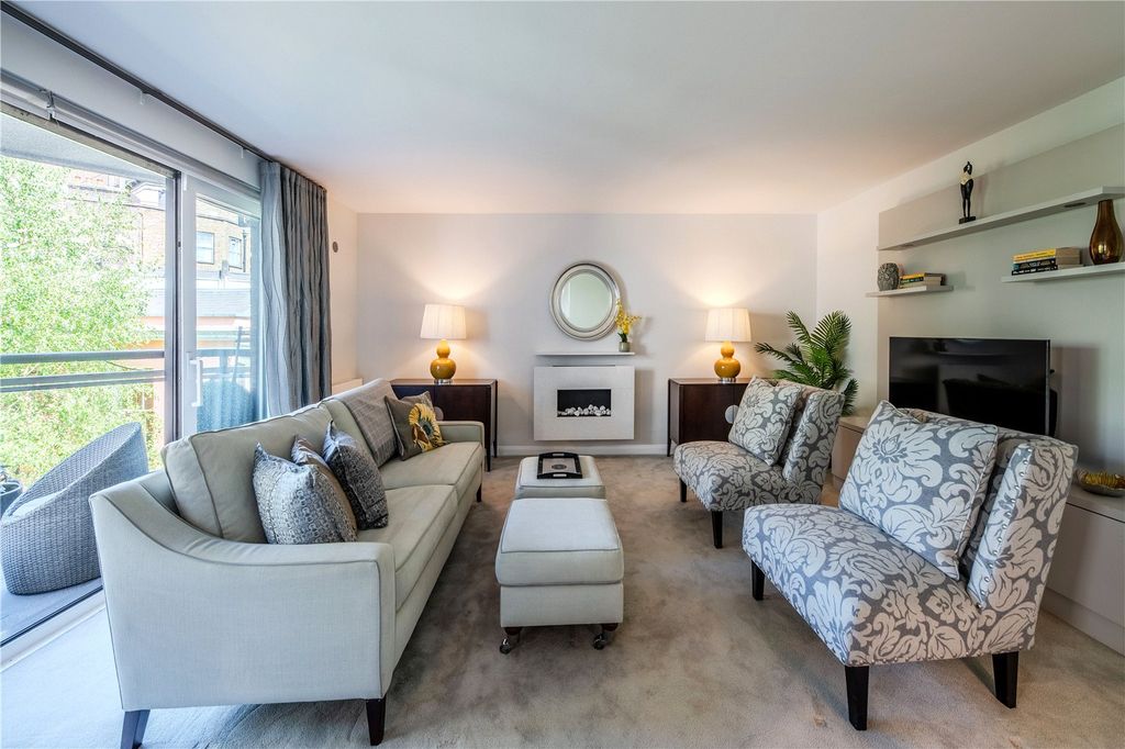 Property photo 2 of 12 Sitting Room