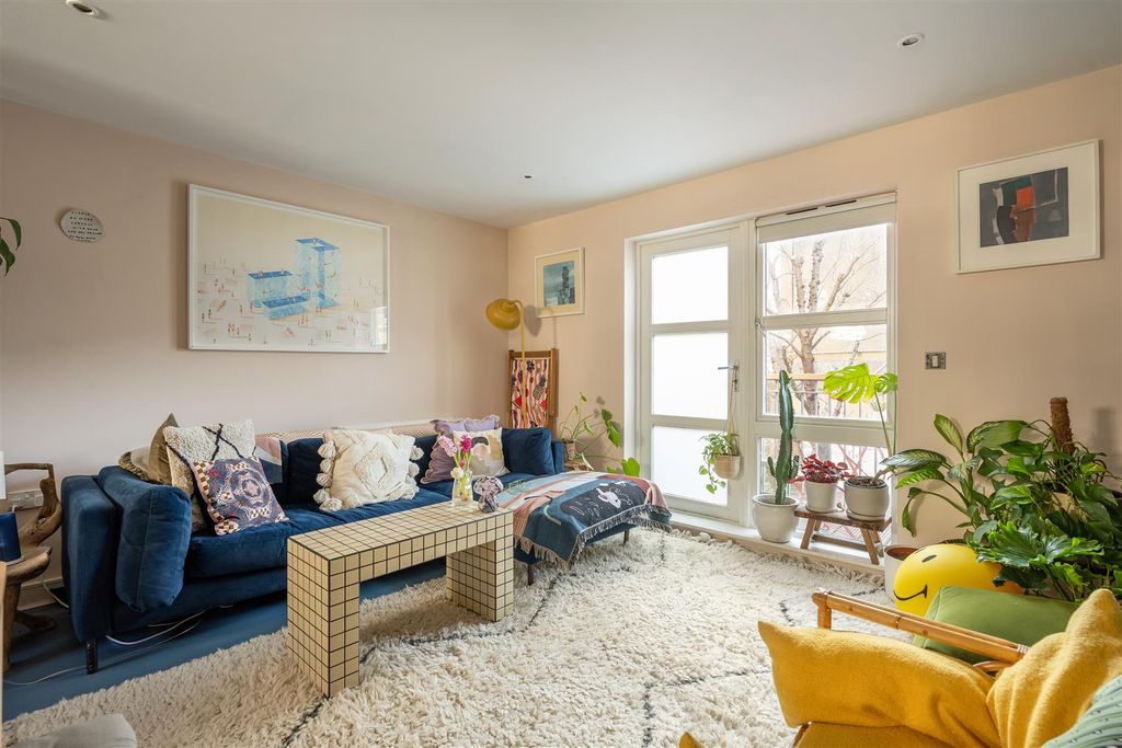 Property photo 1 of 21 Reading Lane, E8